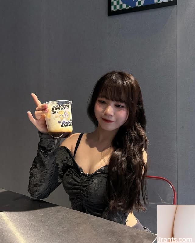 Cô gái xinh đẹp với đôi mắt điện “Học yên tĩnh” - Ảnh 7