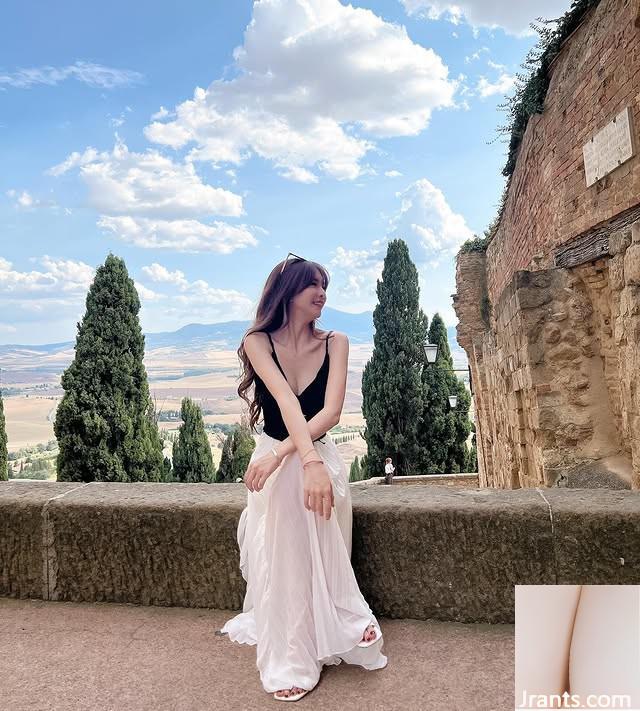 Devil Little Devil “Katie Xuan” có hình dạng vú đầy đặn rất bắt mắt (10p) - Ảnh 3