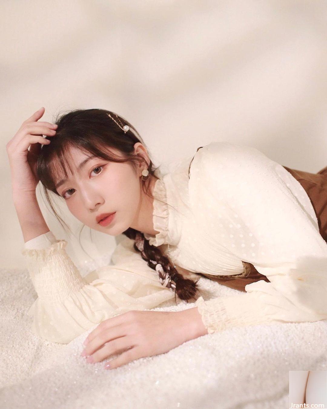 Cô gái trẻ thanh lịch “Longliwei” Trang phục bikini thật tuyệt vời và bất ngờ có việc gì đó để làm (10p) - Ảnh 9