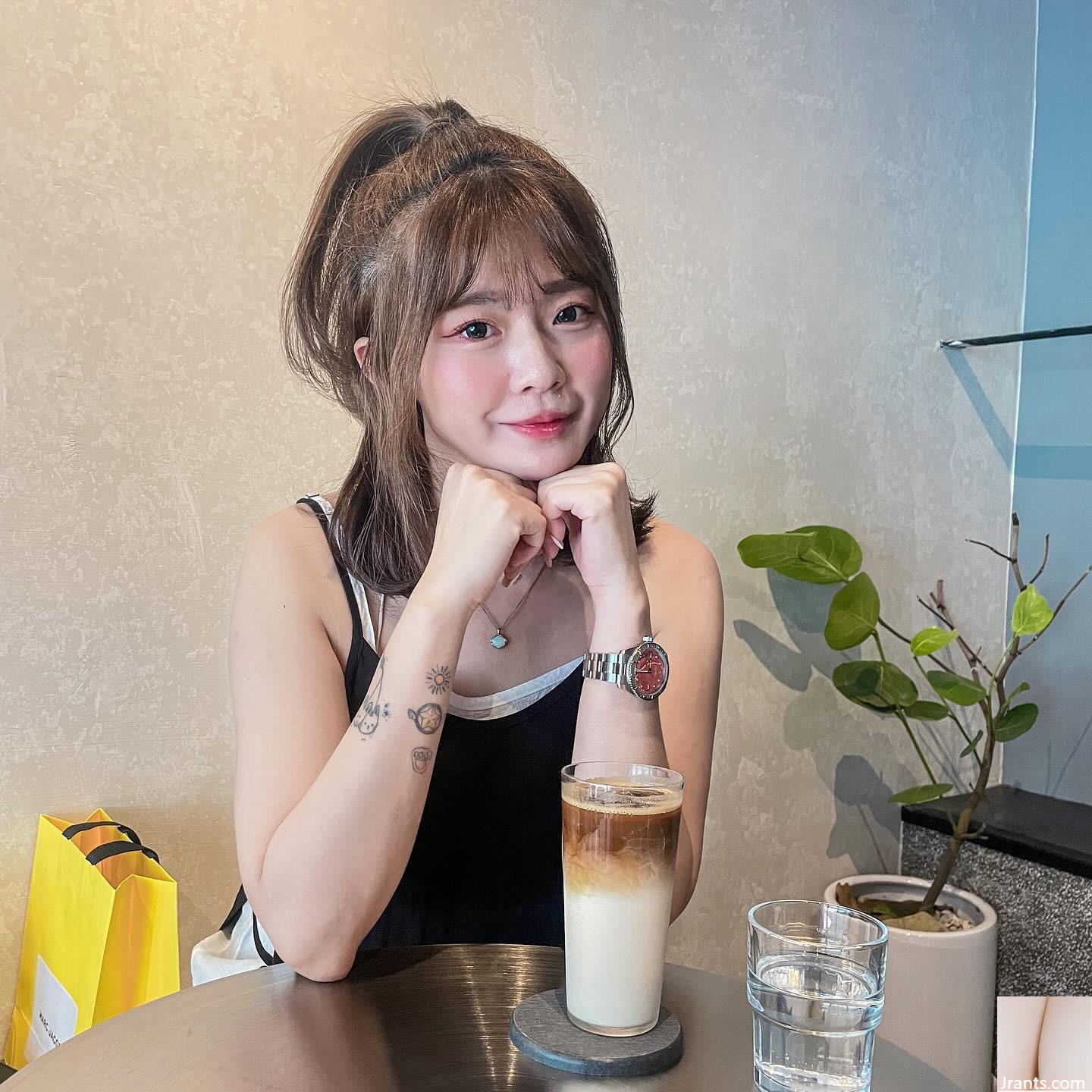 Cô gái xinh đẹp “Sunny Tinging” cho thấy cơ thể màu trắng và dịu dàng của cô trước vũ khí của cô (10p)