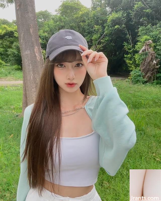 Cô gái xinh đẹp với đôi mắt điện toát ra một bầu không khí đẹp và gợi cảm và nóng bỏng khắp cơ thể (11p)