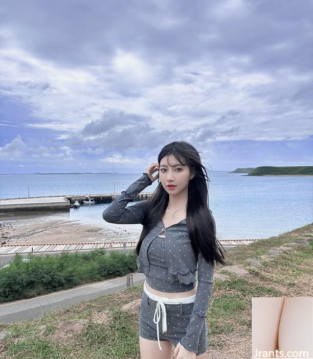 Cô gái xinh đẹp với đôi mắt điện toát ra một bầu không khí đẹp và gợi cảm và nóng bỏng khắp cơ thể (11p) - Ảnh 10