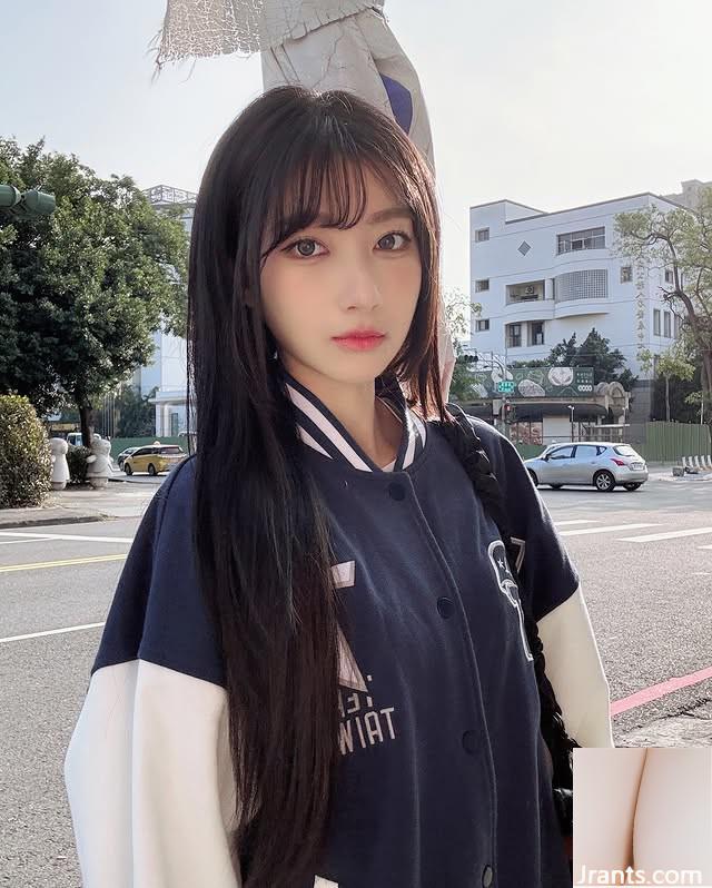 Cô gái xinh đẹp với đôi mắt điện toát ra một bầu không khí đẹp và gợi cảm và nóng bỏng khắp cơ thể (11p) - Ảnh 8