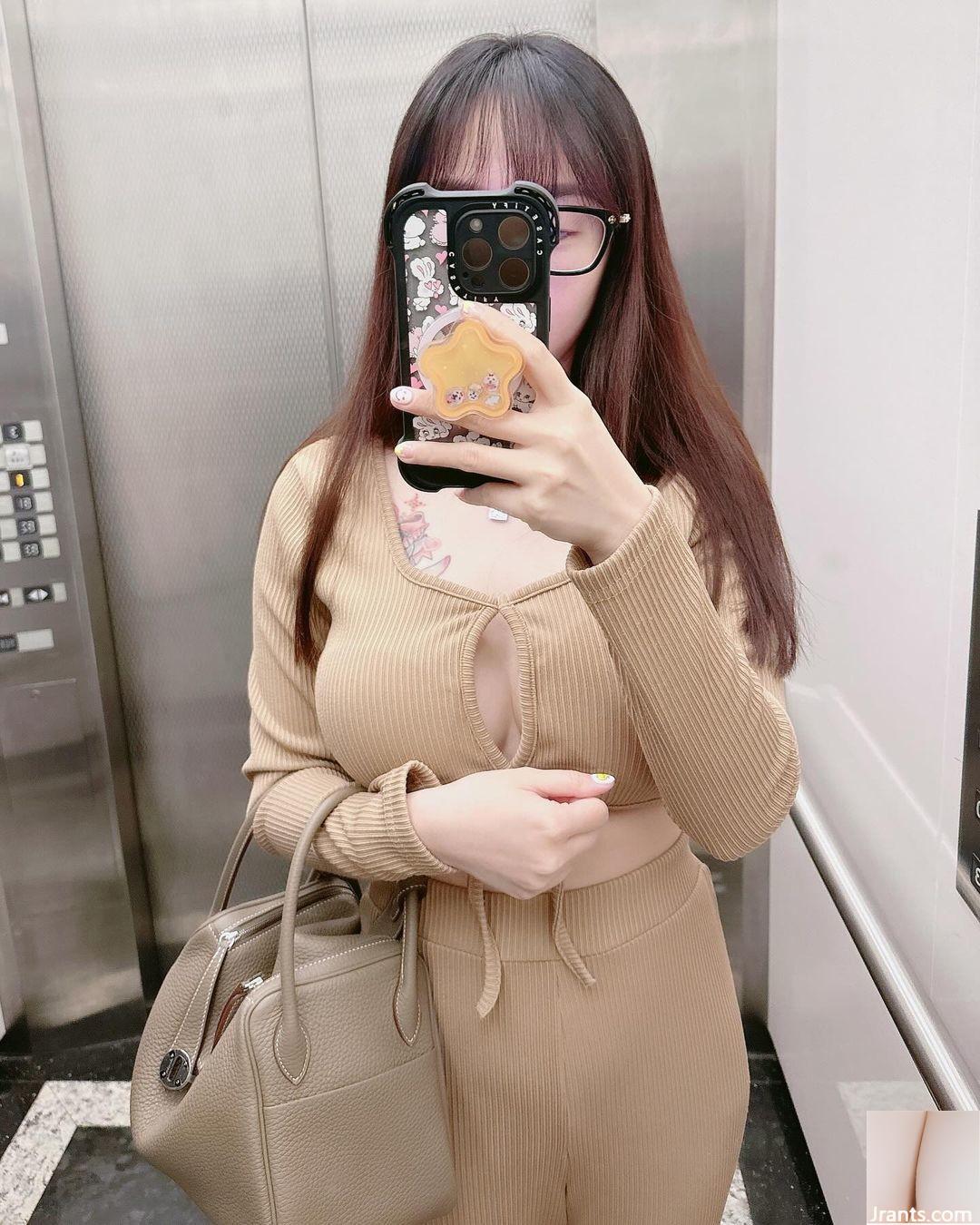 Demon nhỏ gợi cảm “Yuyuyu” Người lớn tuổi trên ngực anh ấy thật tuyệt vời (9p) - Ảnh 3