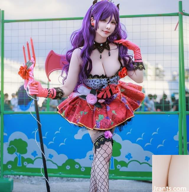 Coser “Hoa ma thuật” cho thấy đôi chân trắng, mềm và mảnh khảnh (10p)