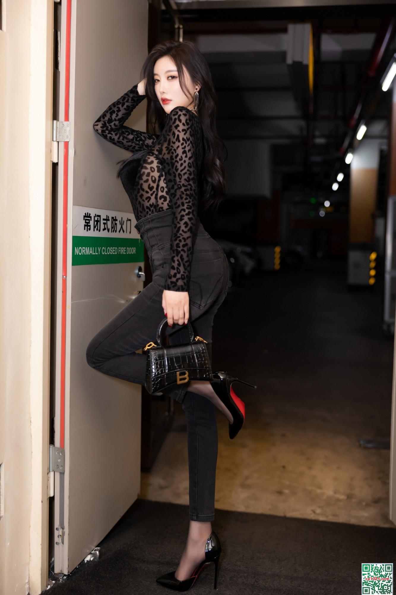 Yang Chenchen – Quần jean đen (100p)