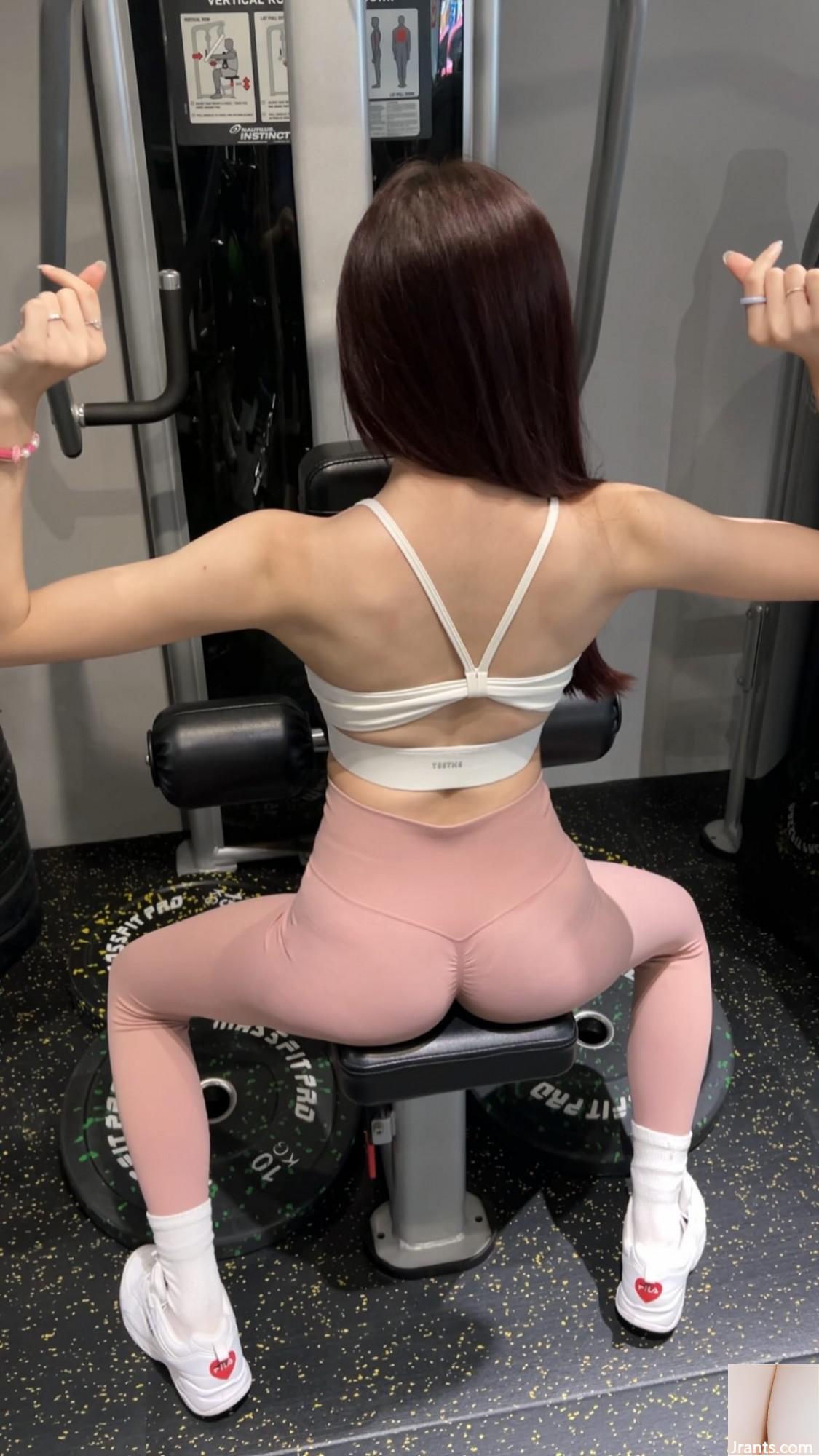 Cô gái trẻ chân dài “Pei Pei - Ảnh 11