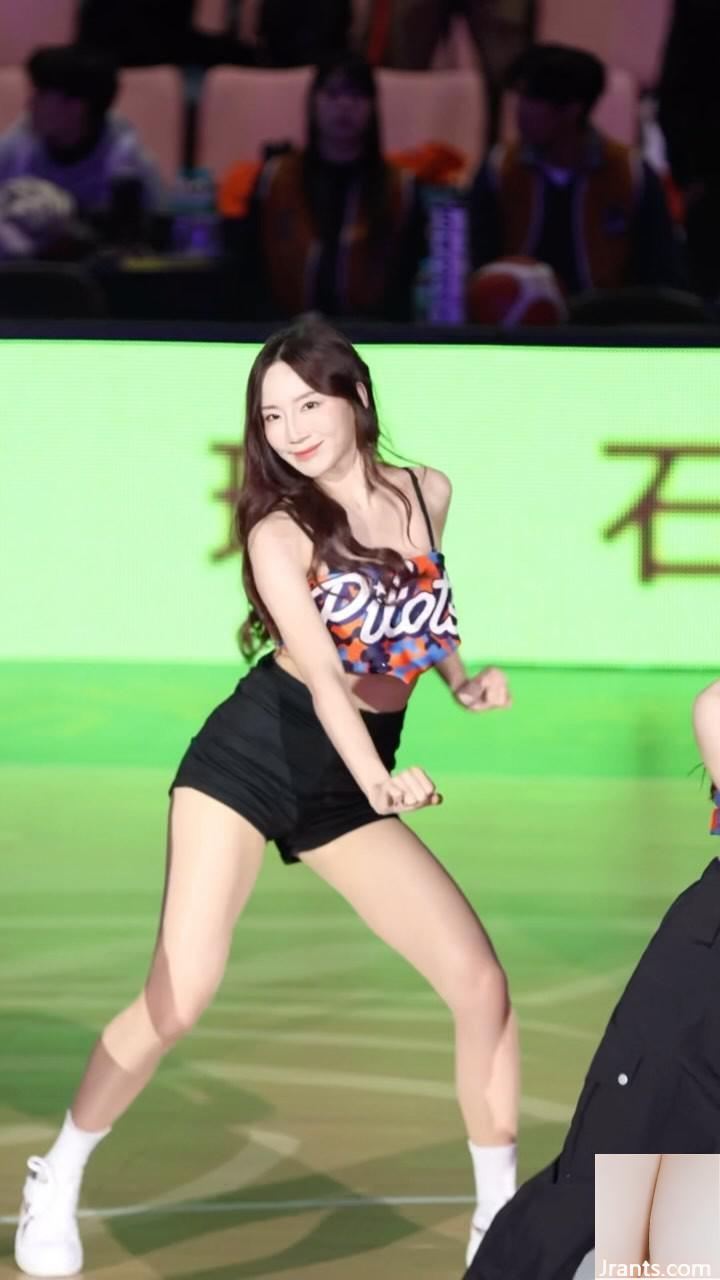 Cô gái trẻ chân dài “Pei Pei - Ảnh 12