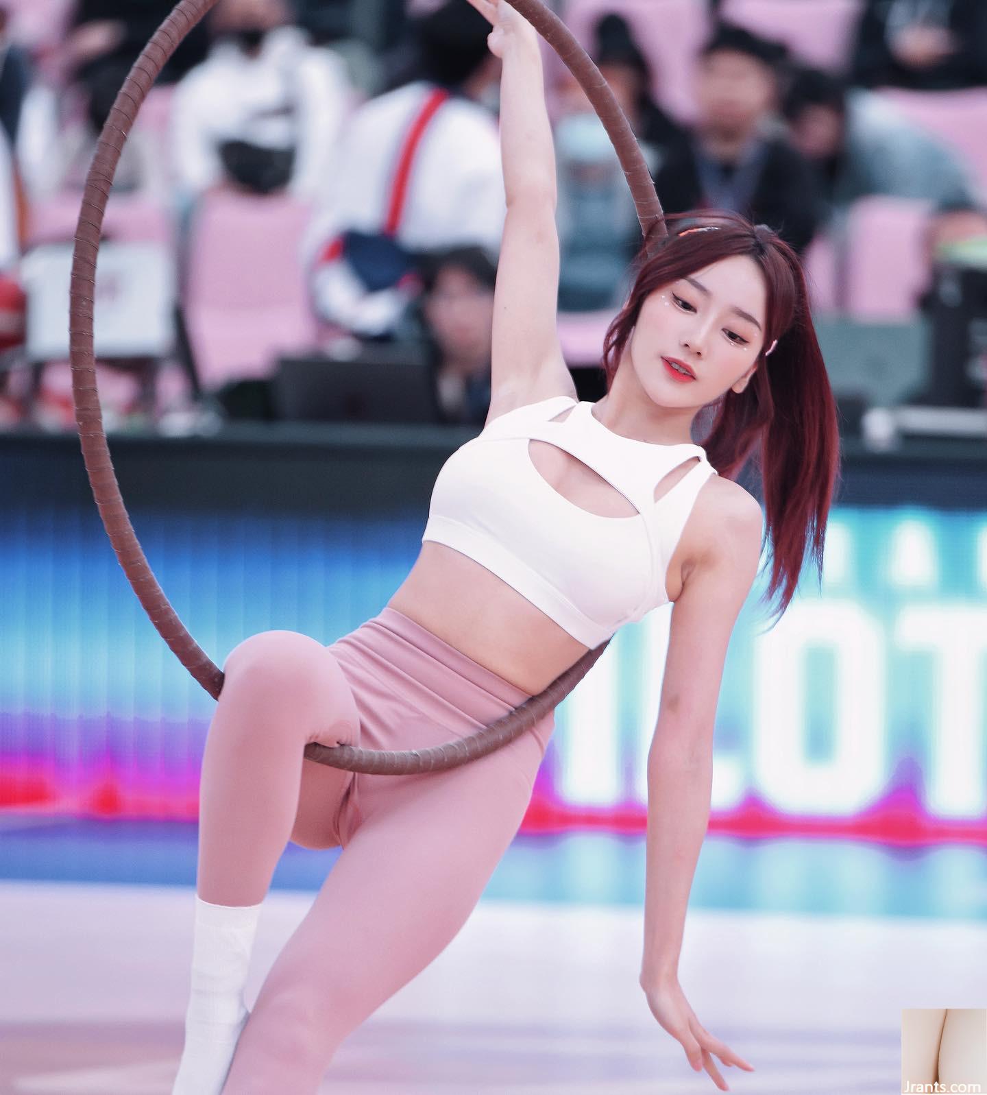 Cô gái trẻ chân dài “Pei Pei - Ảnh 2