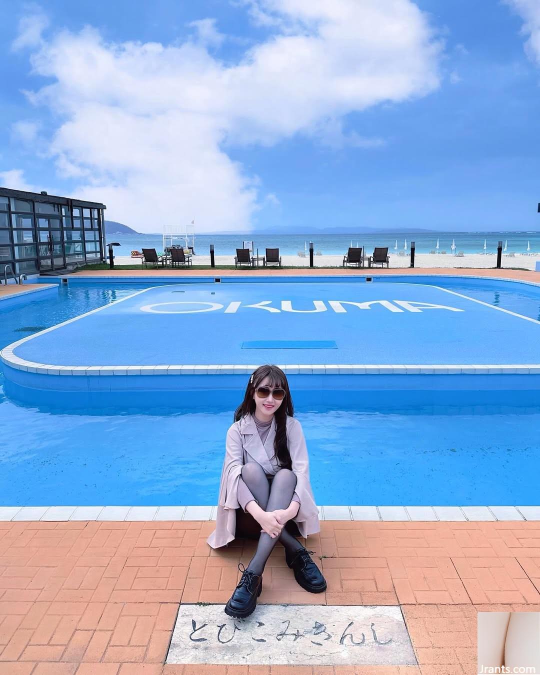 Đường cong vú tròn “Emily” Đường cong gợi cảm rất hấp dẫn! (19p)