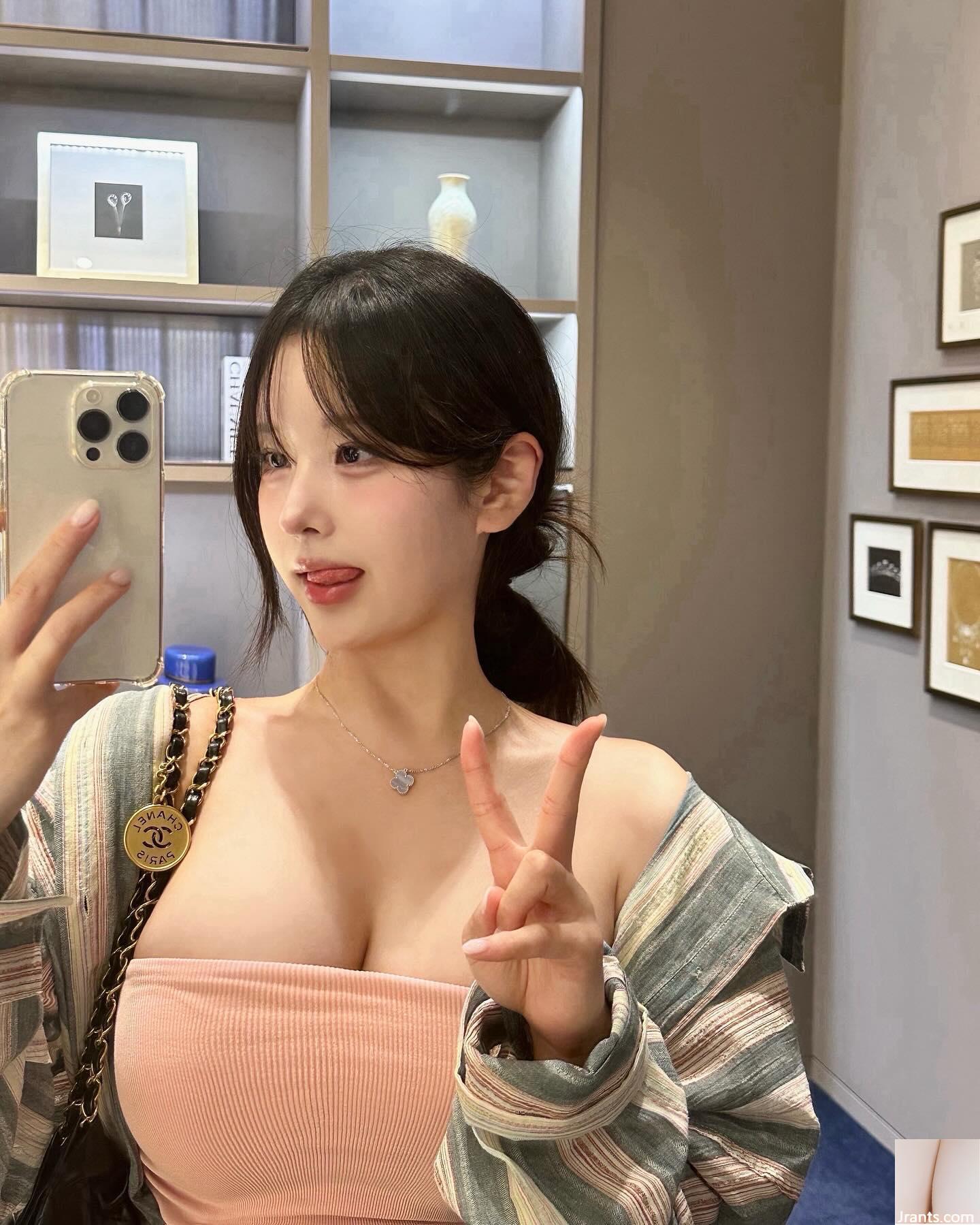 Vẻ ngoài trẻ thơ “Benben” Cô gái ngực khủng với khe ngực chữ V sâu và vòng một đầy đặn (18P) - Ảnh 4