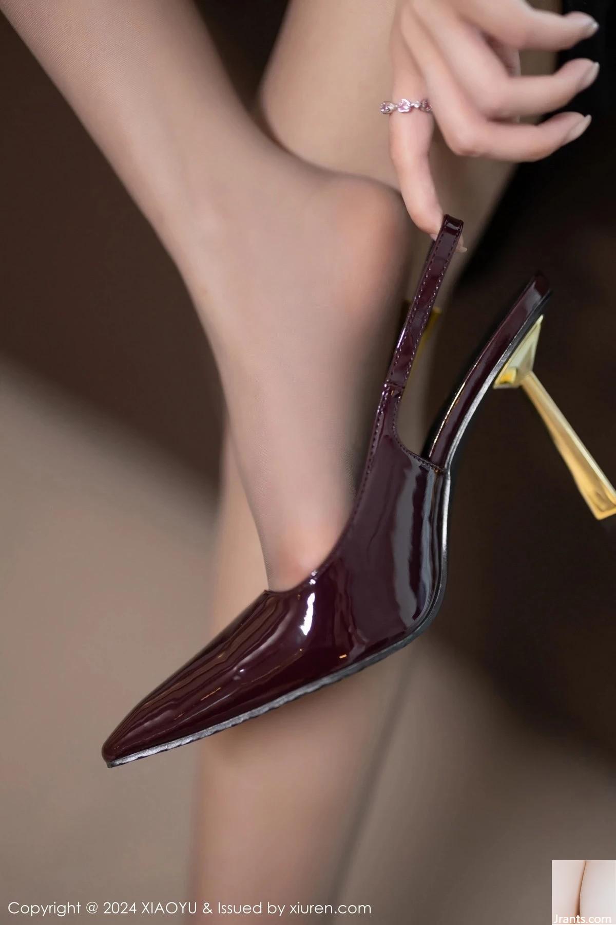 (XiaoYu) Vol.1212 Người mẫu Cheng Cheng Cheng váy lệch vai màu đen gợi cảm với đôi tất đen siêu mỏng khoe vóc dáng thon thả trong bộ ảnh quyến rũ (79P) - Ảnh 13