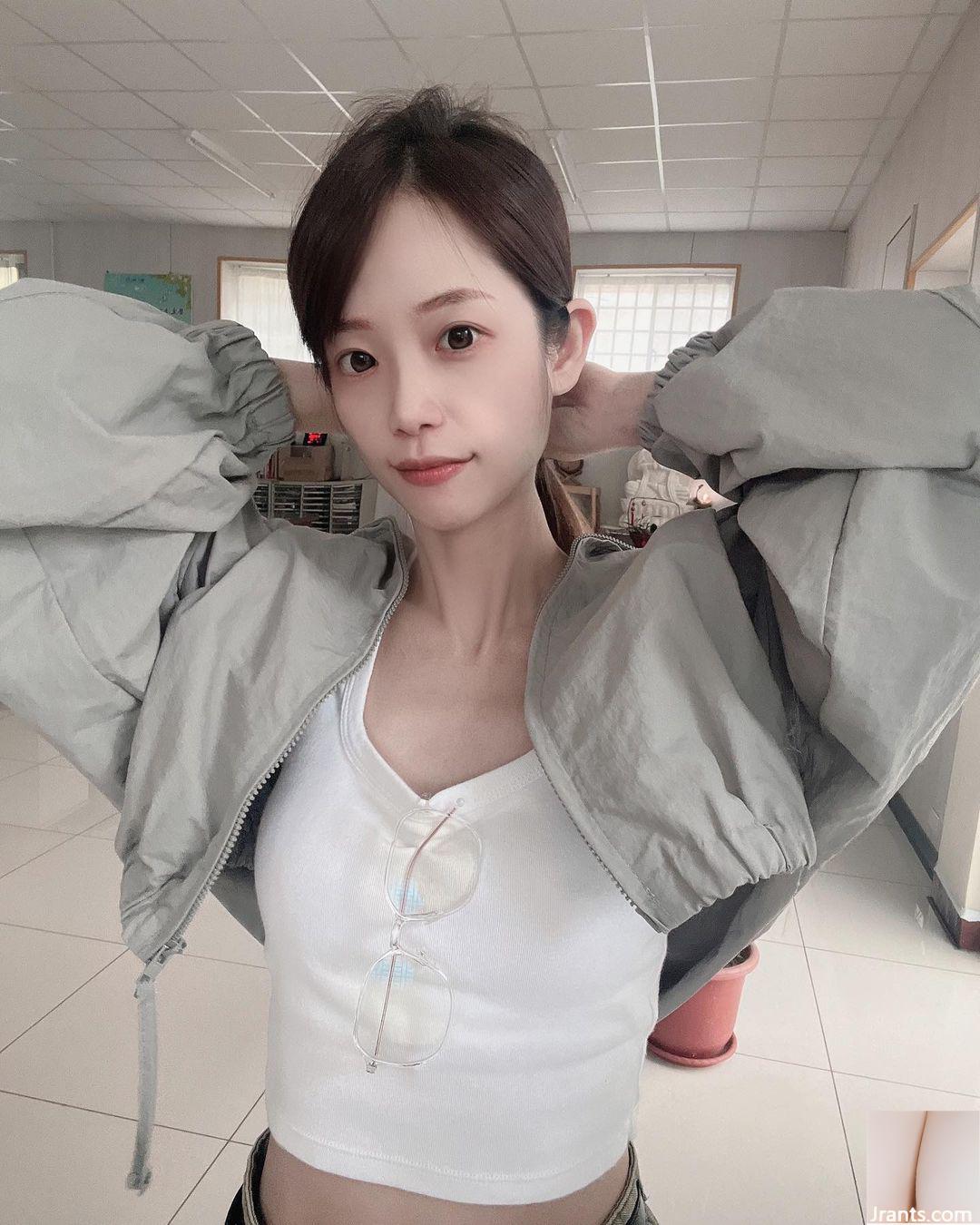 Bộ ảnh gợi cảm của “Weng Youyou” với bộ ngực trắng nõn và dáng chuẩn, sướng quá (29P)