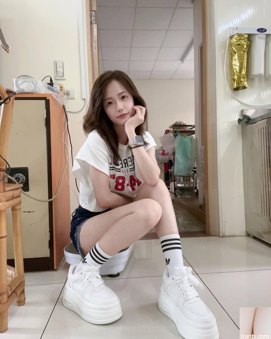 Bộ ảnh gợi cảm của “Weng Youyou” với bộ ngực trắng nõn và dáng chuẩn, sướng quá (29P) - Ảnh 15