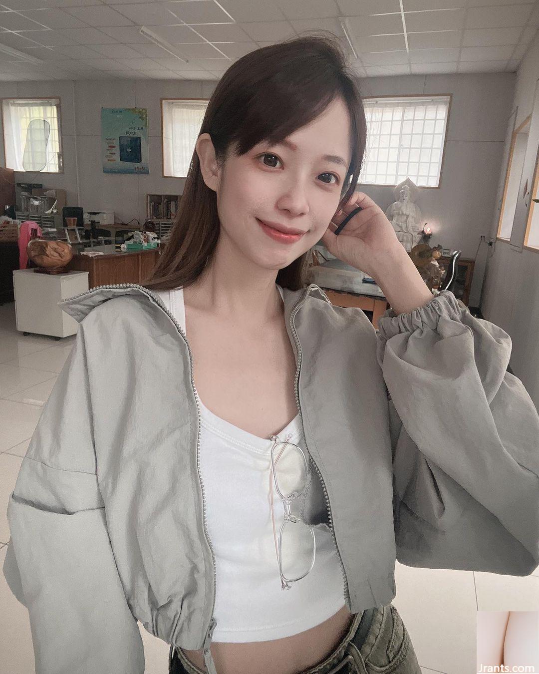 Bộ ảnh gợi cảm của “Weng Youyou” với bộ ngực trắng nõn và dáng chuẩn, sướng quá (29P) - Ảnh 29