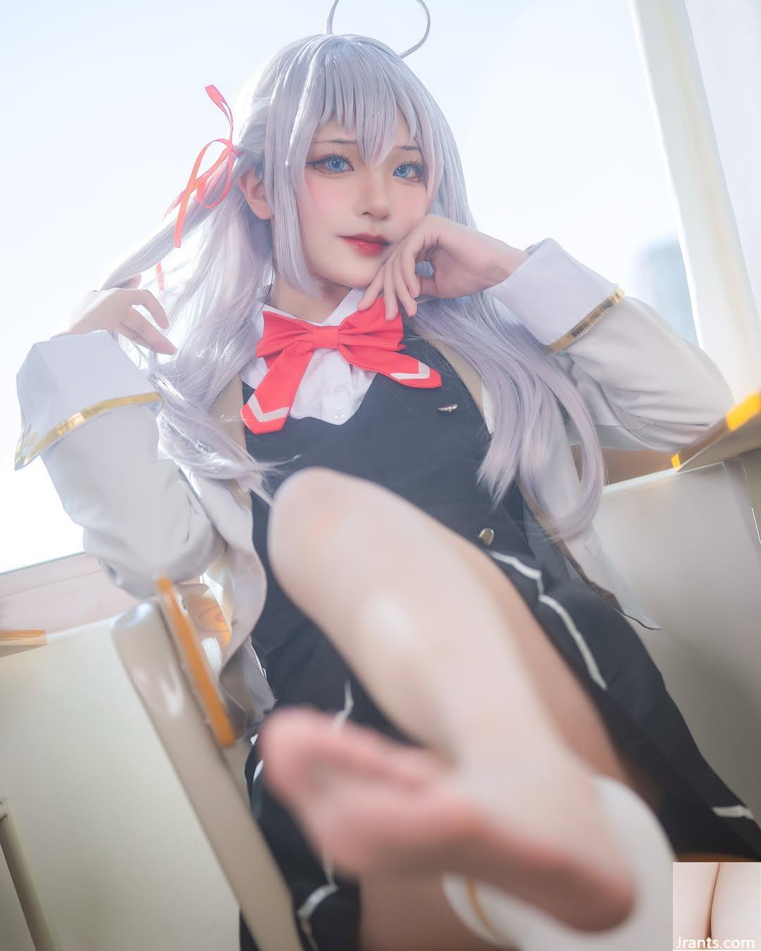 Coser “JUYI” rất hấp dẫn khi mặc trang phục khác nhau (10p) - Ảnh 2