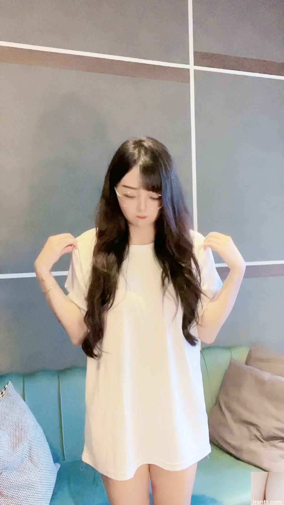 Cô gái ngực lớn “biuier” có thể ngọt ngào và quyến rũ và quyến rũ (24p)