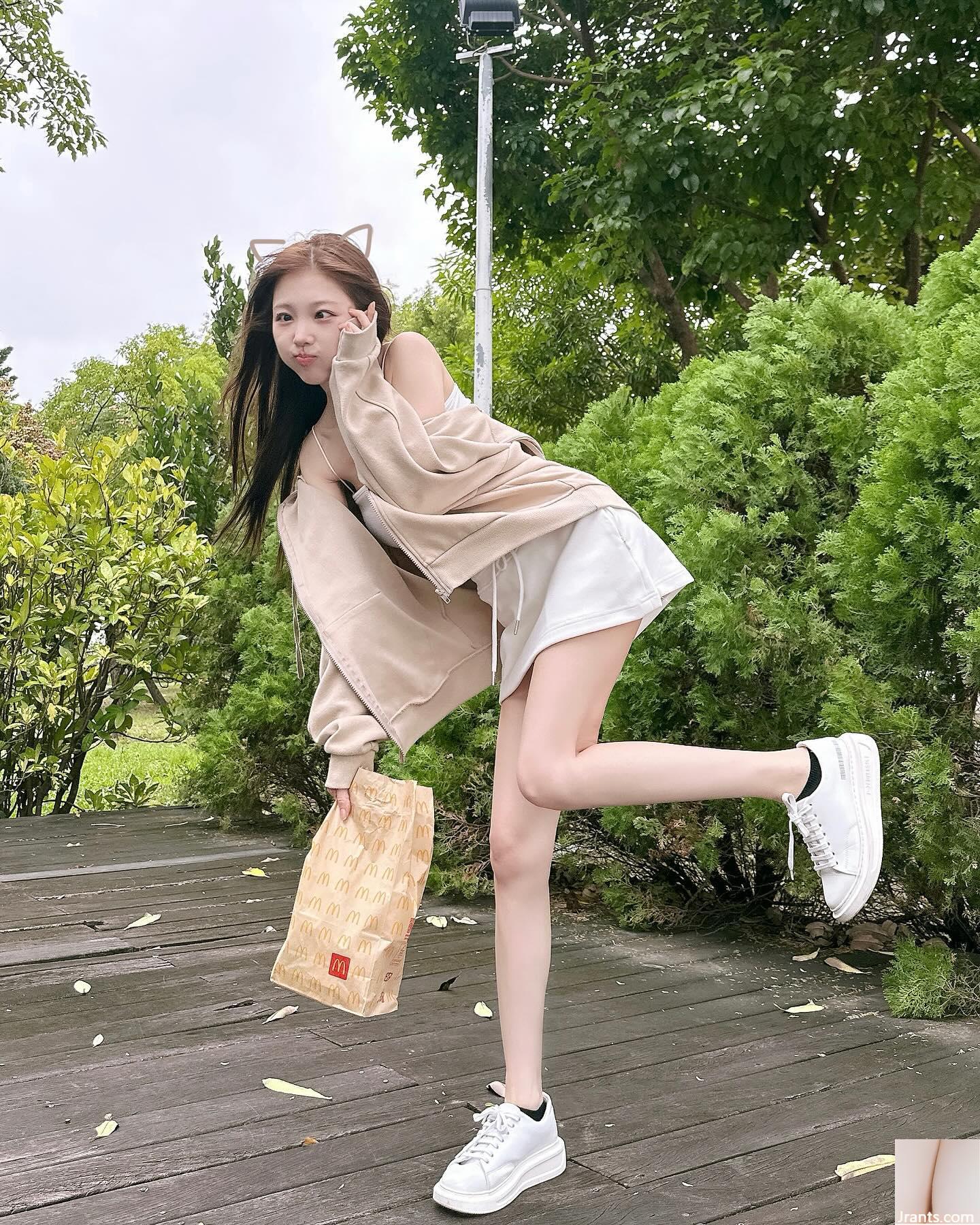 “Tutu__zhao tu meow” ngực đẹp rất thú vị (25p)