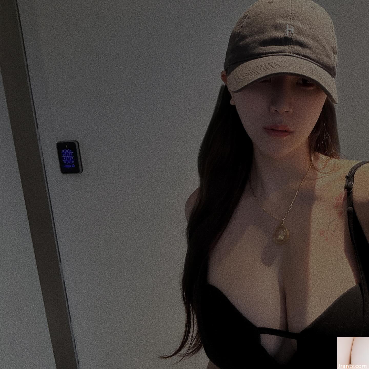 “_” Đường cong vú đầy đủ rất bắt mắt (16p) - Ảnh 2