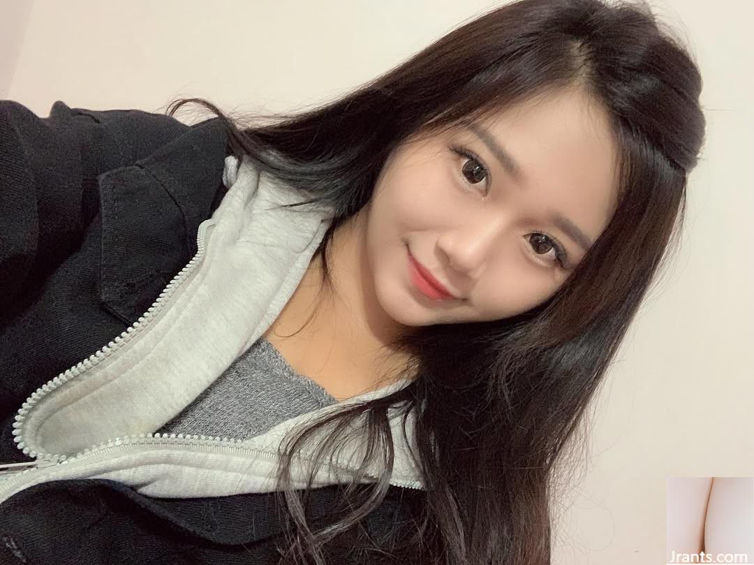 Cô gái xinh đẹp với tính khí “Linlin__025” có những đặc điểm trên khuôn mặt tinh khiết và tinh tế (16p) - Ảnh 13