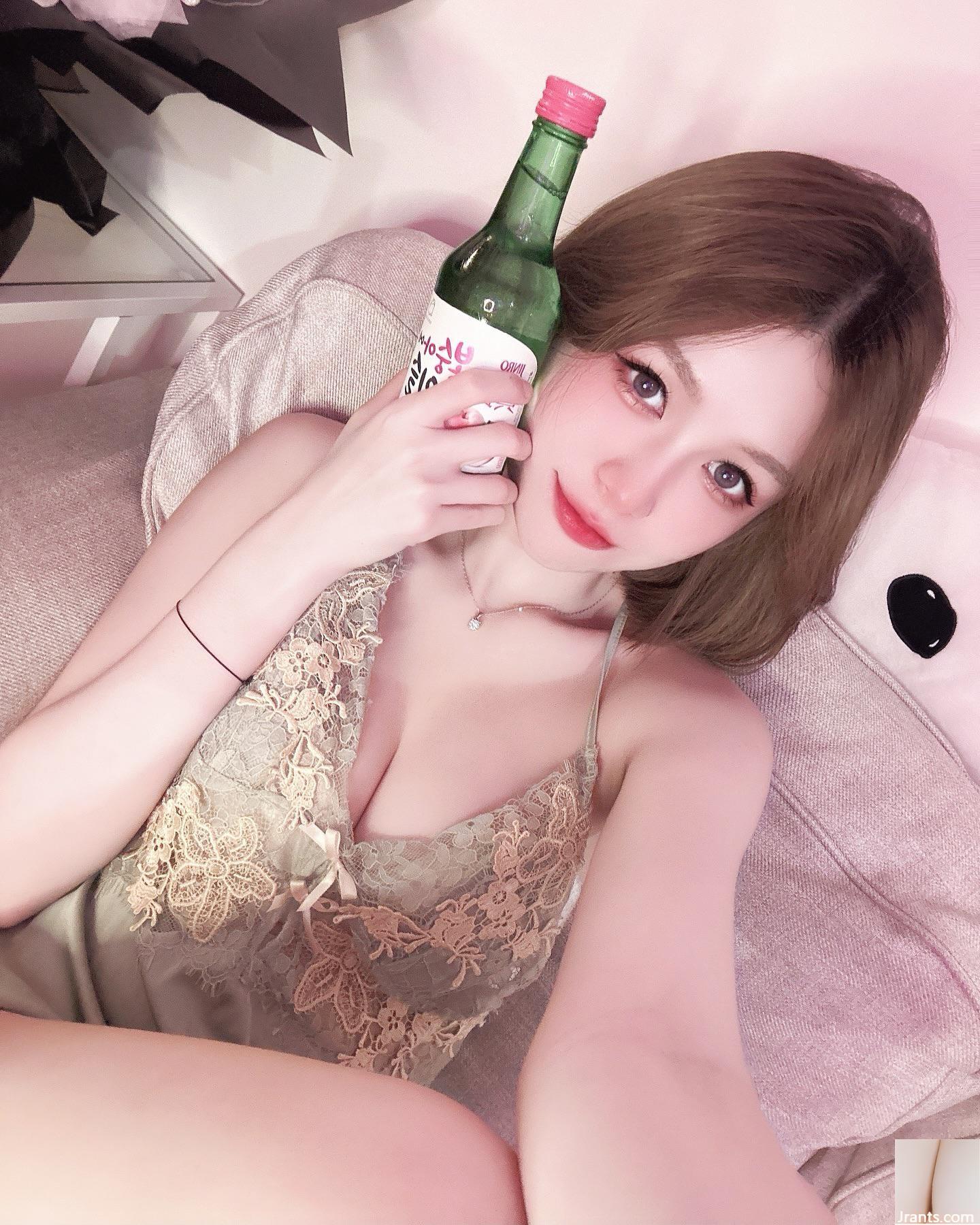 Cơ thể nóng bỏng “Vivi” là siêu bắt mắt và bộ ngực lớn không thể chịu đựng được (20p)