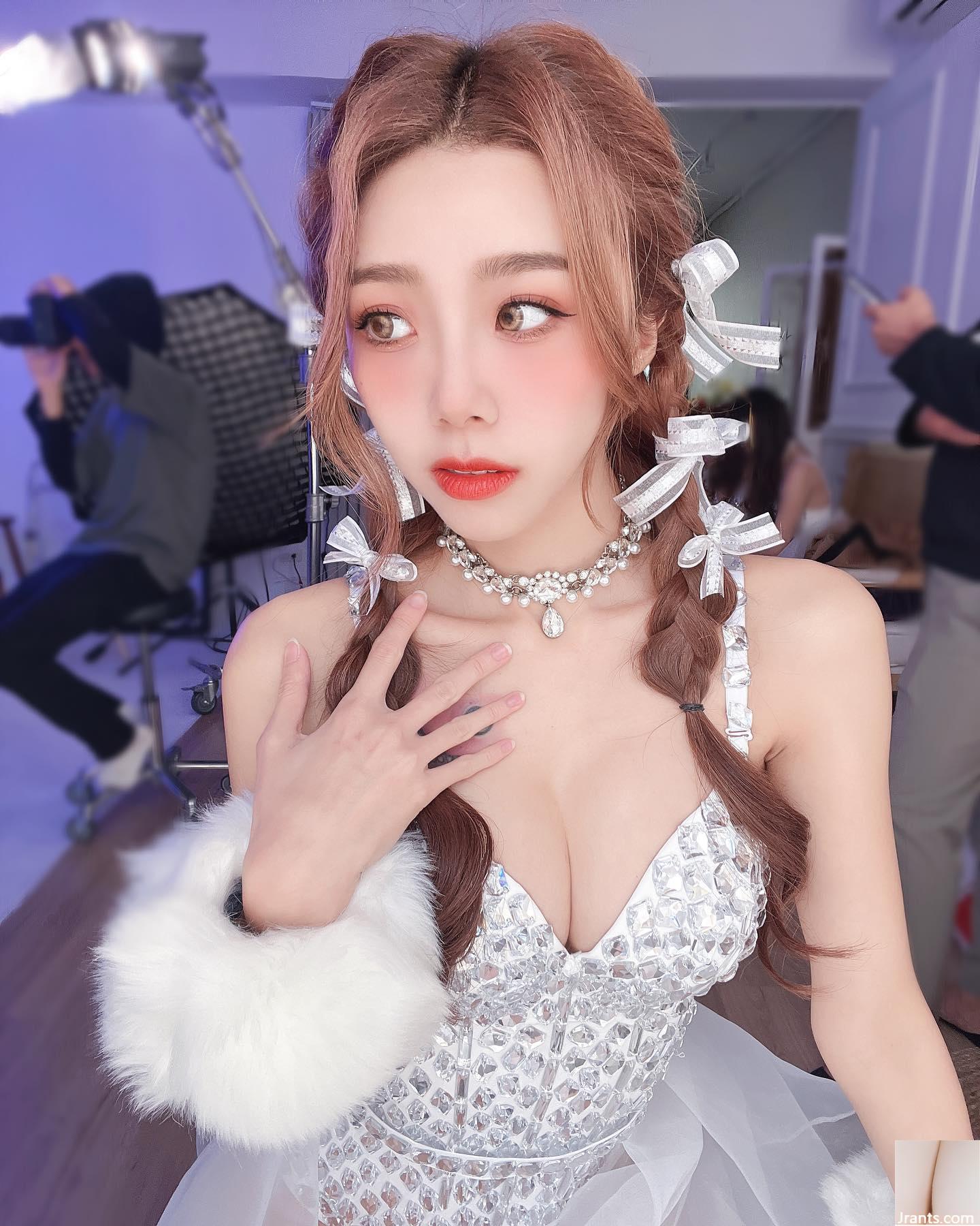 Nữ thần xinh đẹp “Zhang Xuan_erica” ​​đang quyến rũ sự gợi cảm của cô ấy (20p) - Ảnh 3