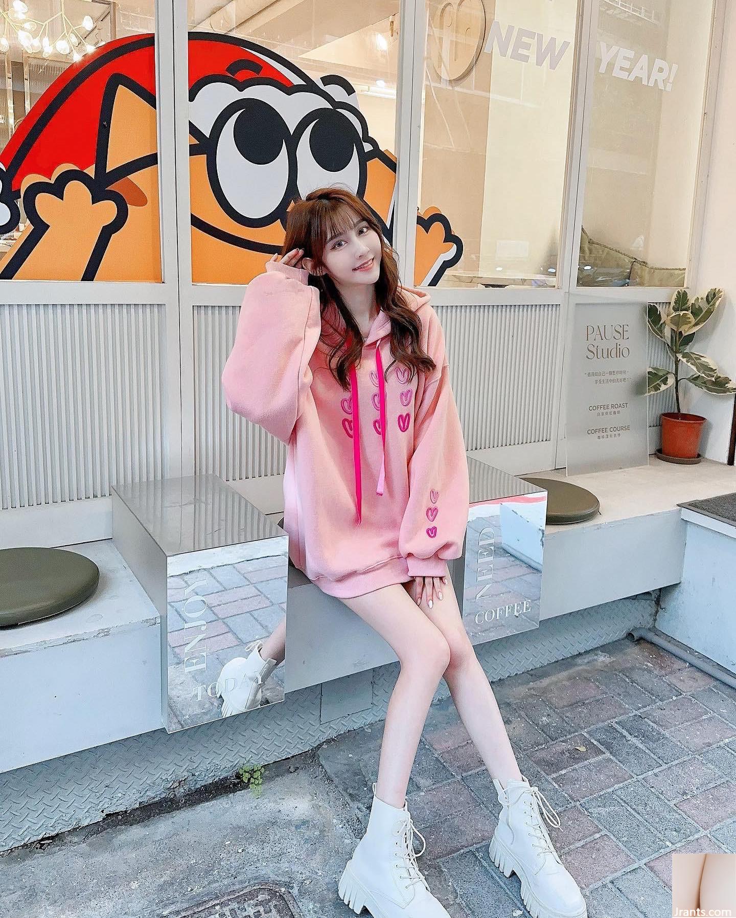 Cô gái siêu dễ thương “Elsa” em gái ngọt ngào che giấu cô ấy và có đôi chân quyến rũ (13p)