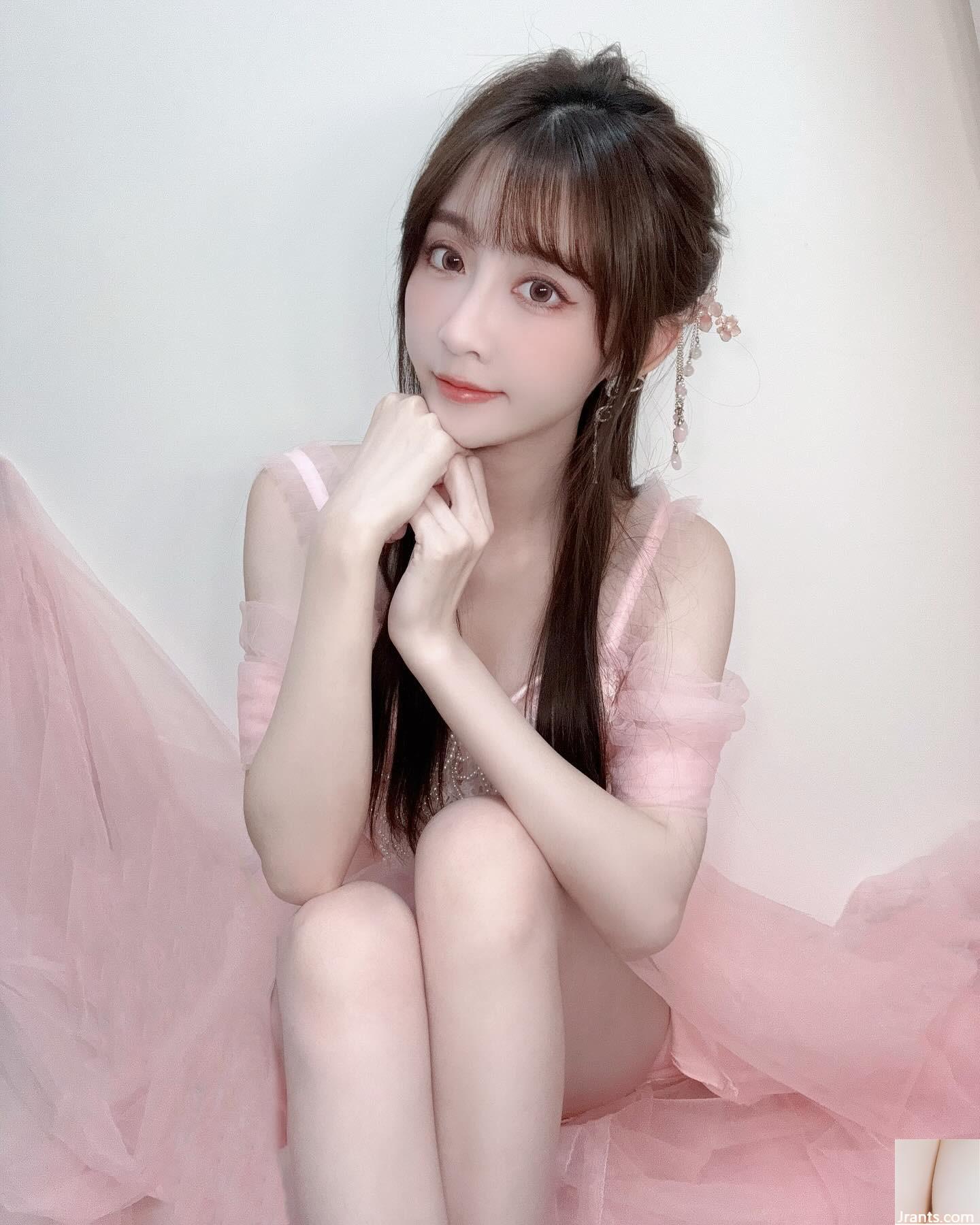 Cô gái siêu dễ thương “Elsa” em gái ngọt ngào che giấu cô ấy và có đôi chân quyến rũ (13p) - Ảnh 11