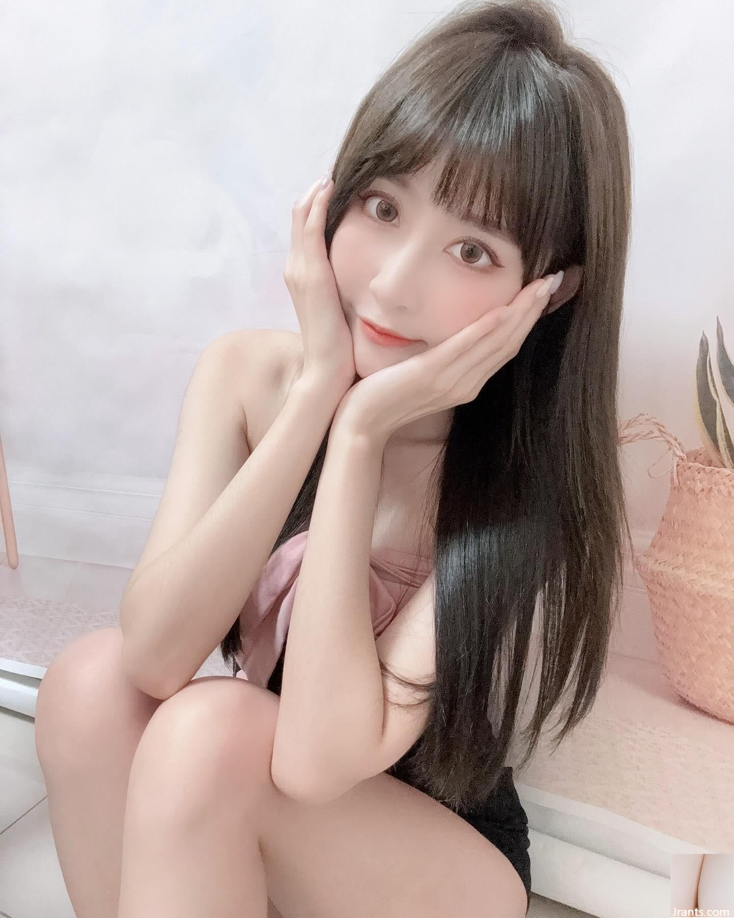 Cô gái siêu dễ thương “Elsa” em gái ngọt ngào che giấu cô ấy và có đôi chân quyến rũ (13p) - Ảnh 9