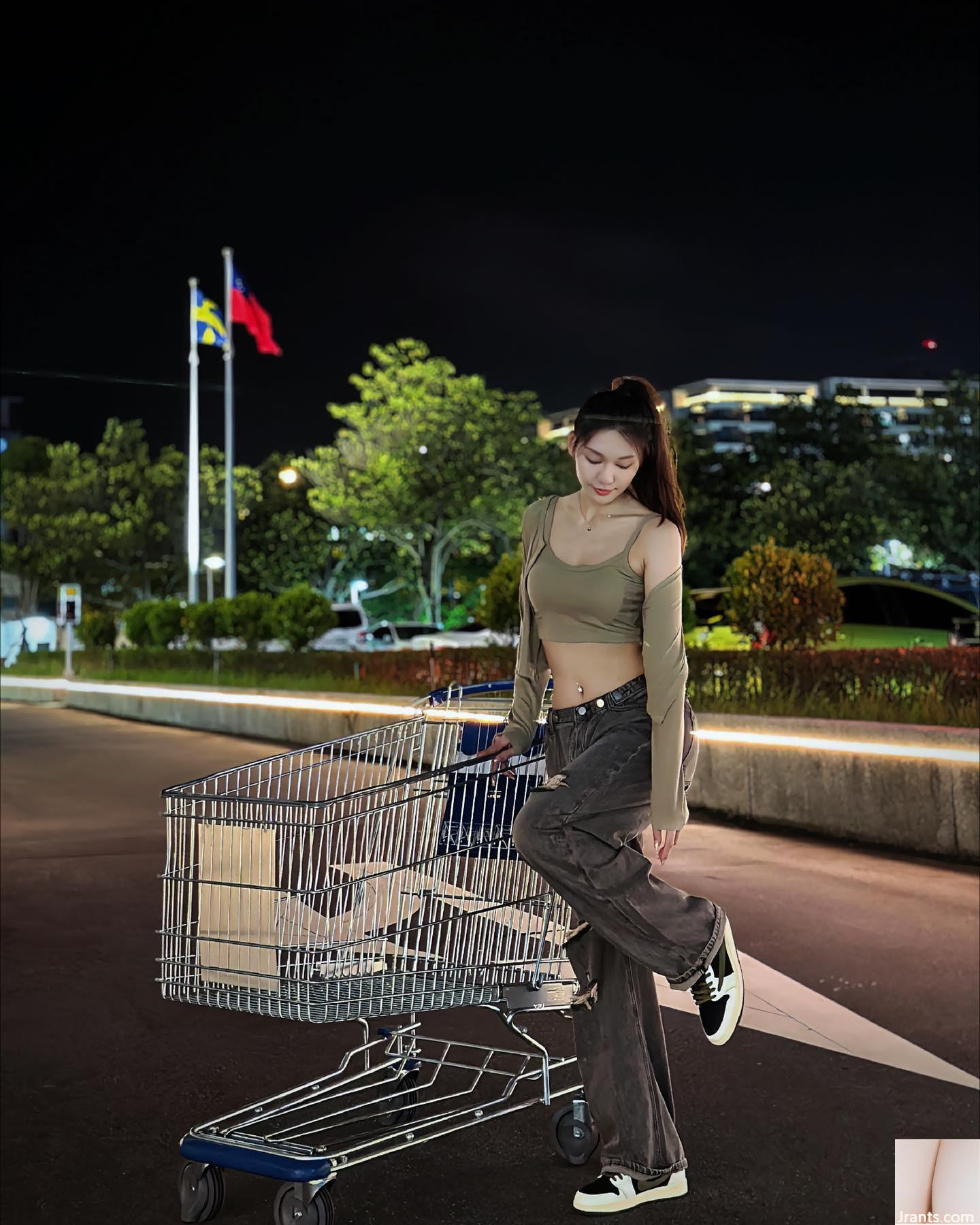 Đường cong cơ thể rất dữ dội. - Ảnh 4