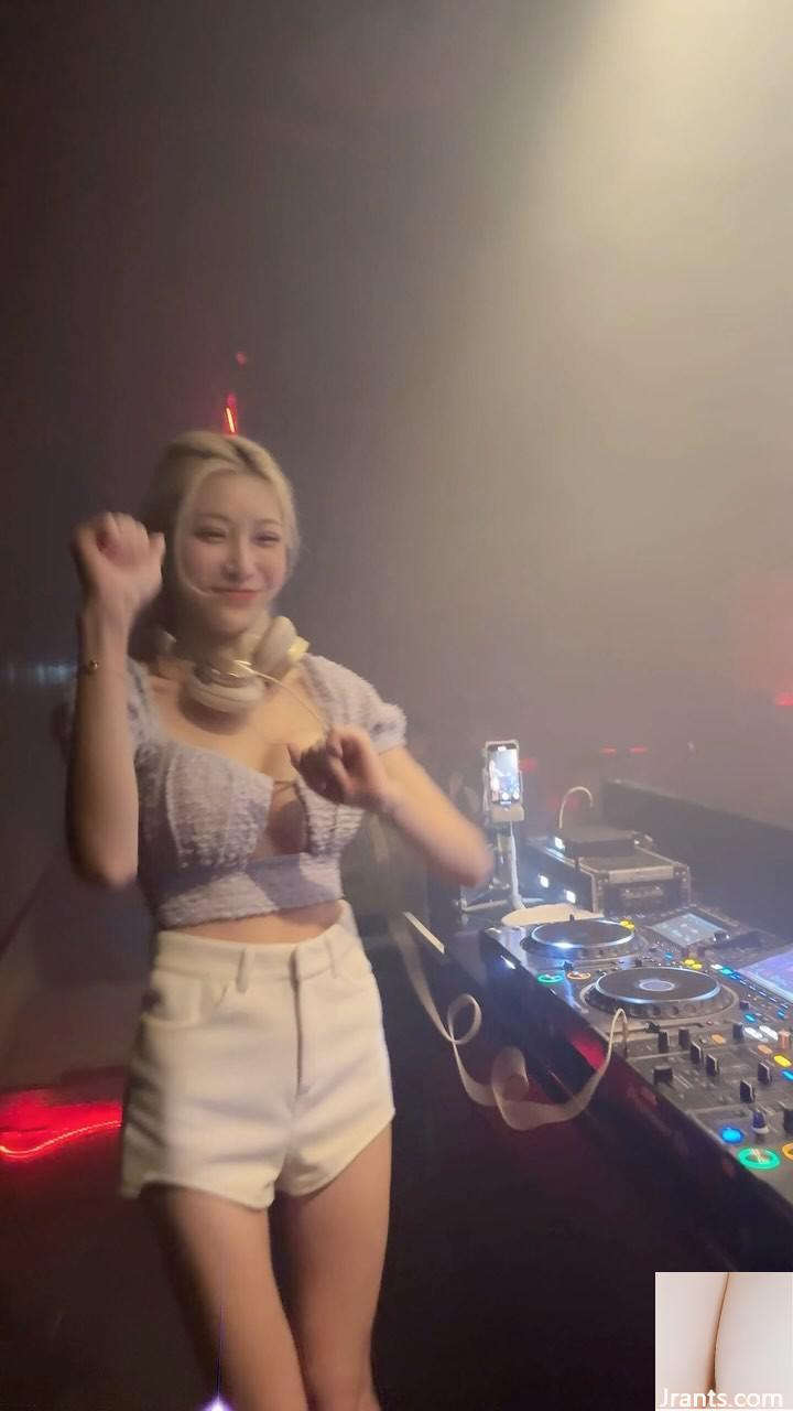 Cô gái trẻ chân dài “DJ Xin Li Xiaoxing” đầy đủ đến nỗi cô sắp tràn ra với bộ ngực công bằng và xinh đẹp (40p) - Ảnh 15