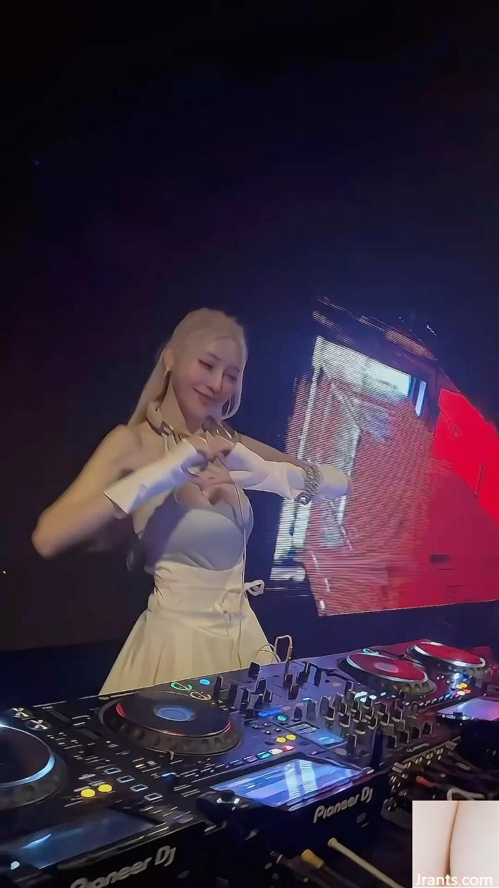 Cô gái trẻ chân dài “DJ Xin Li Xiaoxing” đầy đủ đến nỗi cô sắp tràn ra với bộ ngực công bằng và xinh đẹp (40p) - Ảnh 37