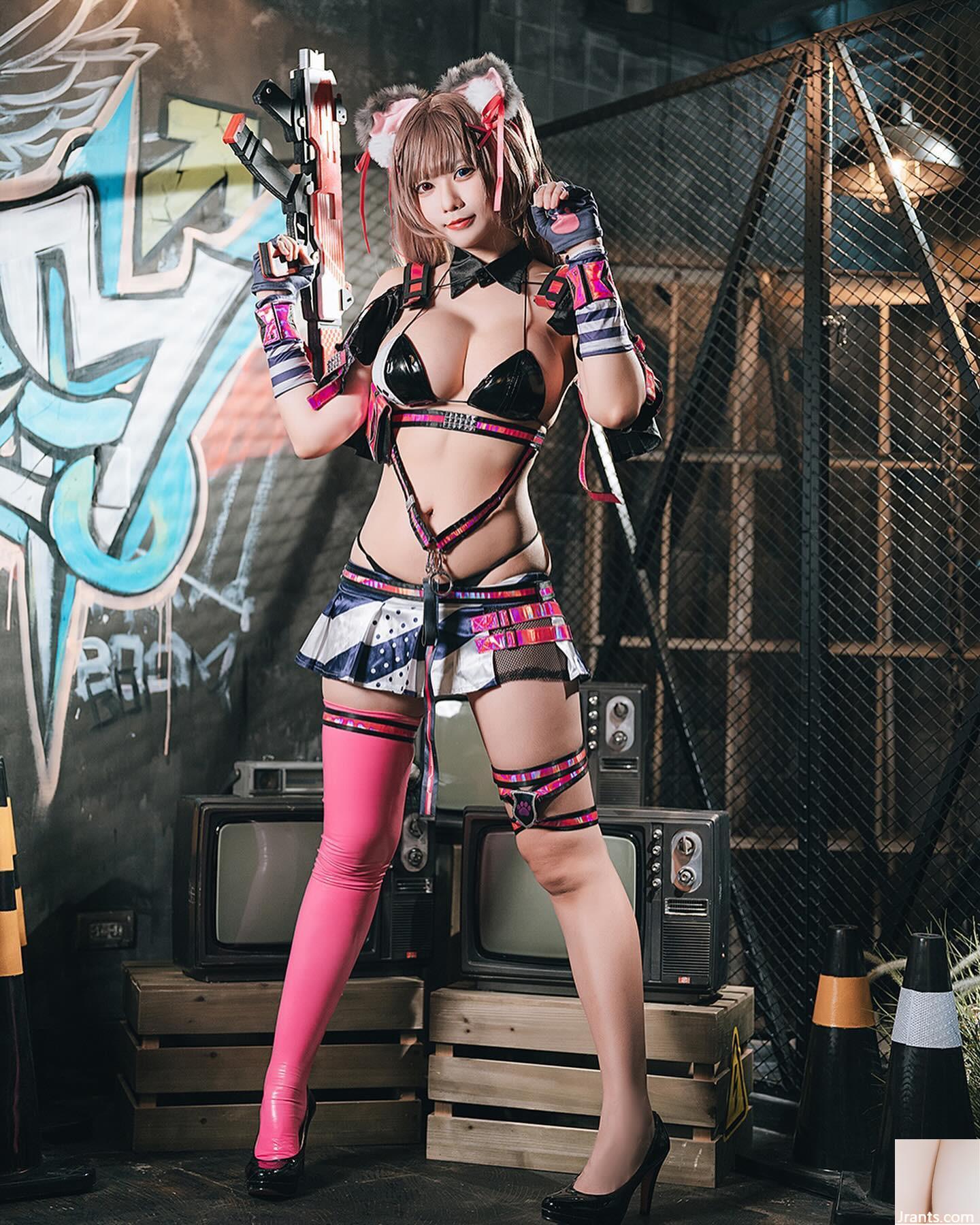 Đường cong của mông “Sora” rất gợi cảm với chu vi trên hỗn loạn và vòng eo bó sát (22p)