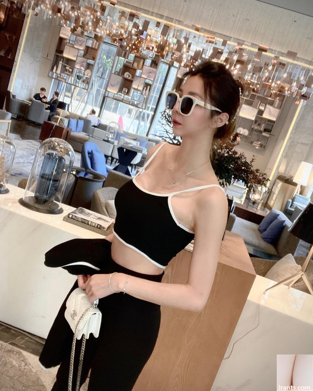 Khung cảnh quá thái quá và “Kathy Wang” không thể che giấu bộ ngực cắt thấp gợi cảm (29p) - Ảnh 20