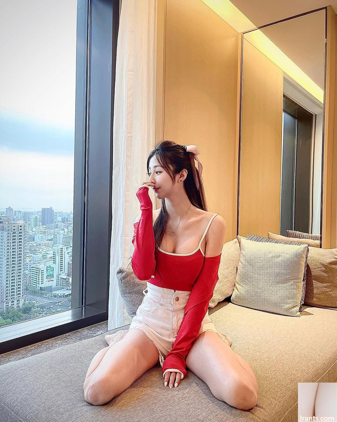 Khung cảnh quá thái quá và “Kathy Wang” không thể che giấu bộ ngực cắt thấp gợi cảm (29p) - Ảnh 21