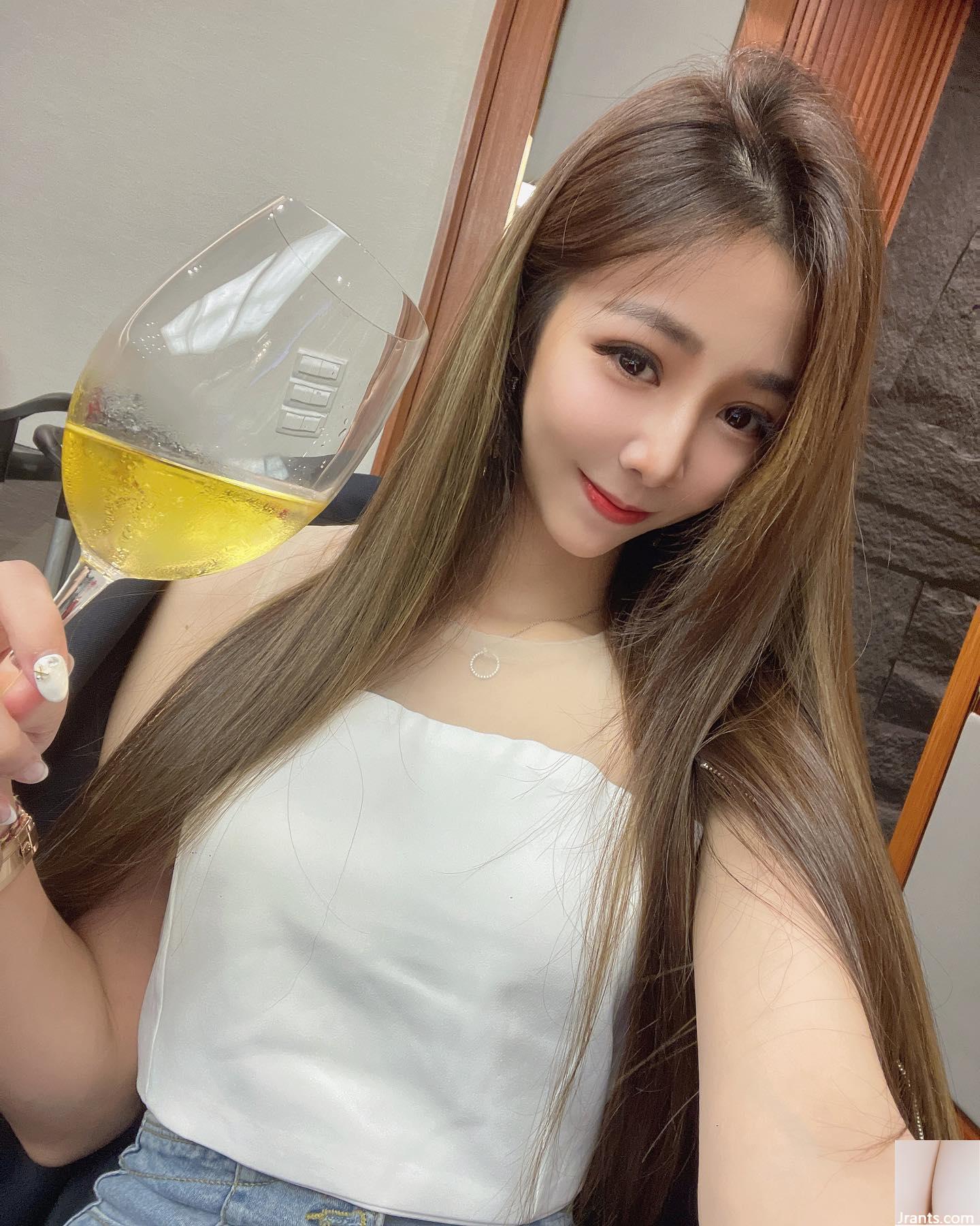 Khung cảnh quá thái quá và “Kathy Wang” không thể che giấu bộ ngực cắt thấp gợi cảm (29p) - Ảnh 26