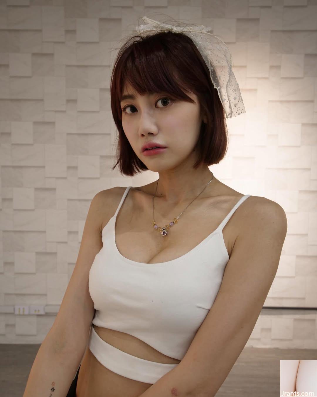 Cô gái bên cạnh “Bean Ge” chứa đầy những vòng cung cơ thể gợi cảm (29p)