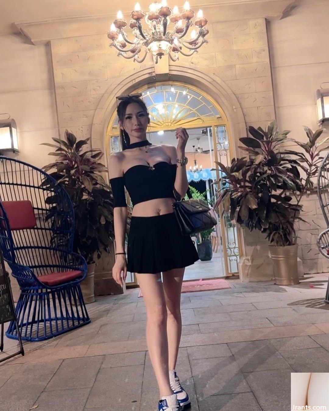 Bộ ngực nở nang của “Cai Mitch” hơi lộ ra và đường cong vô cùng quyến rũ (39P) - Ảnh 2