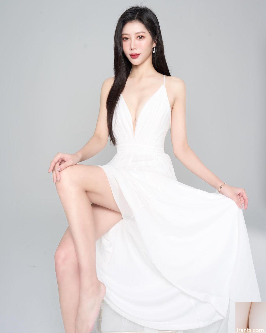 “Feng Ling” có vẻ ngoài quyến rũ và thân hình hoàn hảo, đầy cám dỗ và gợi cảm (33P)