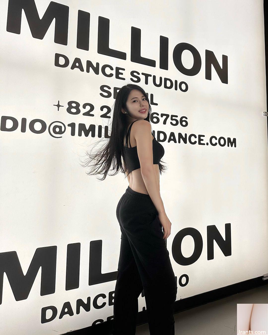 “Zhang Yuting” có vẻ ngoài rất gợi cảm và hấp dẫn (25P)