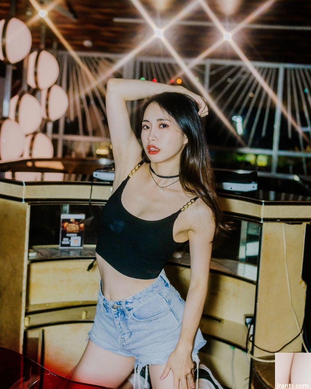 Vóc dáng hoàn hảo “Qingqing Emiie” có bộ ngực tròn trịa và đường cong không thể kiểm soát (29P) - Ảnh 15