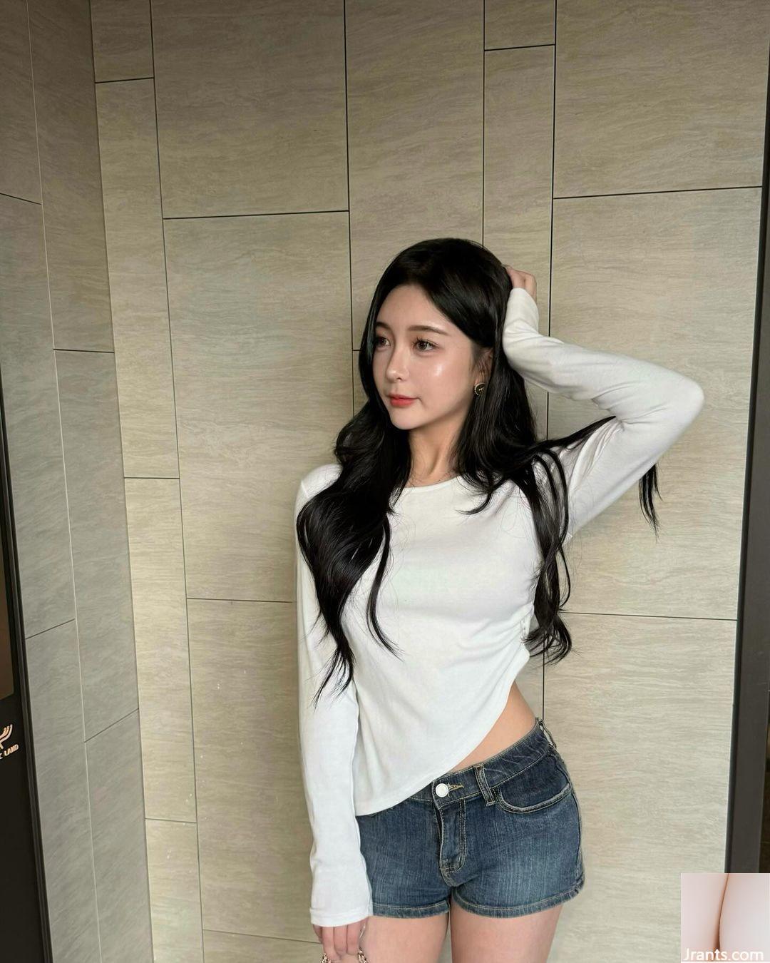 “Xuanxuan” ngọt ngào và gợi cảm với đường cong cơ thể rõ ràng (24P) - Ảnh 24