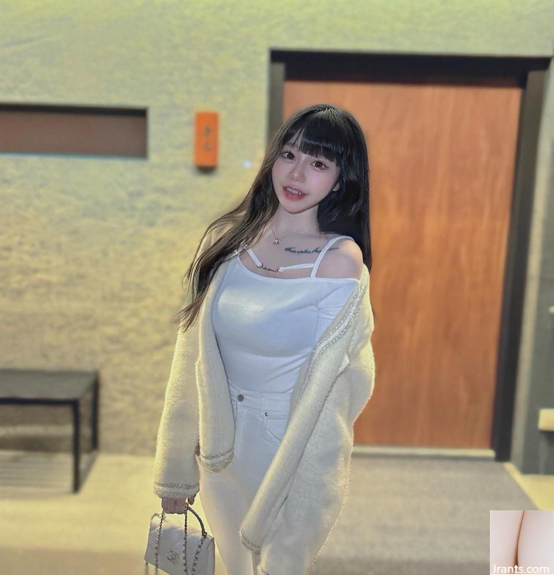 Đôi mắt ngấn nước của cô bạn gái vui tươi (Dora) toát lên vẻ tươi tắn (24P)