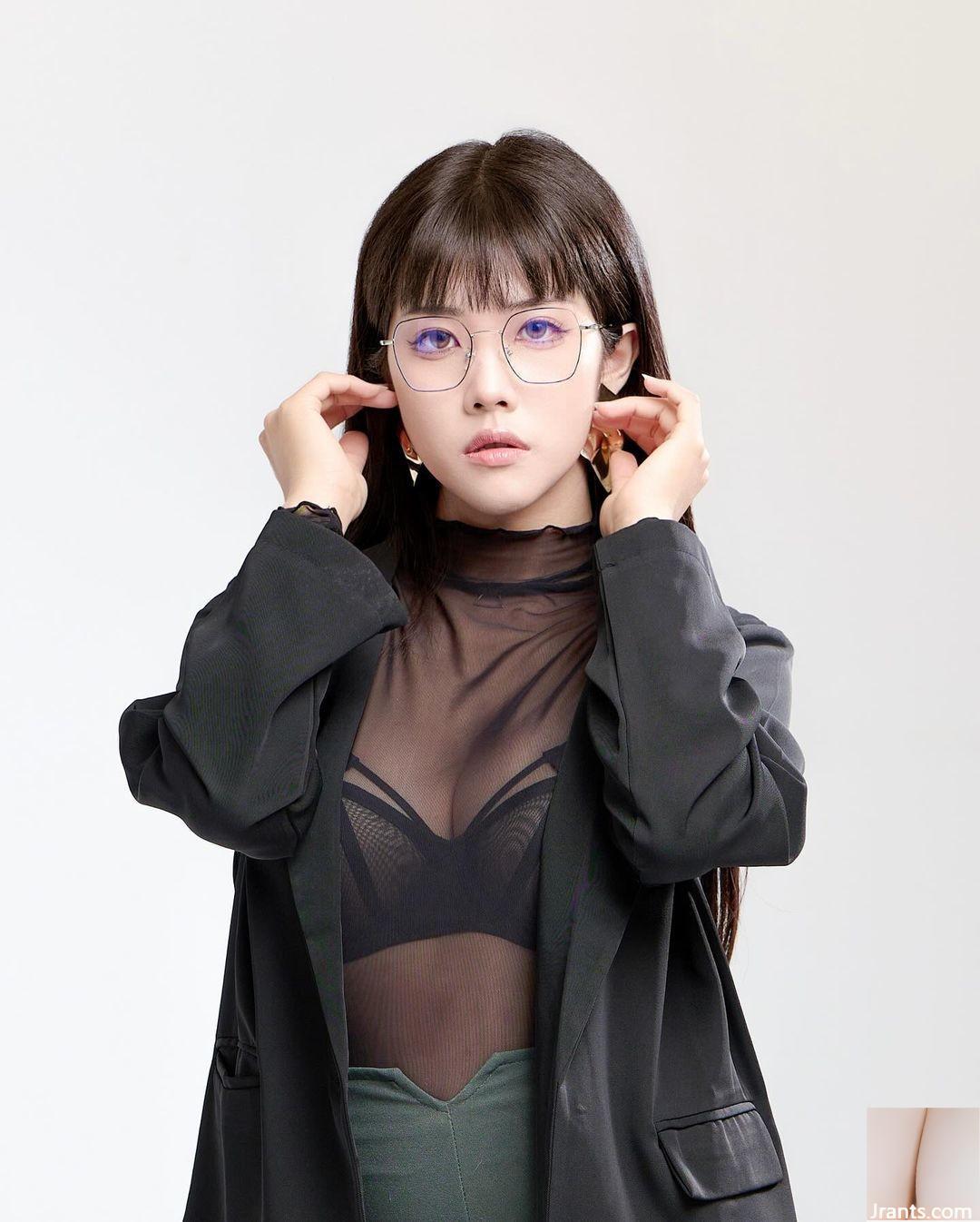 Vẻ quyến rũ đến Hụt hơi của tiểu quỷ nóng bỏng “Eyo” (56P) - Ảnh 42