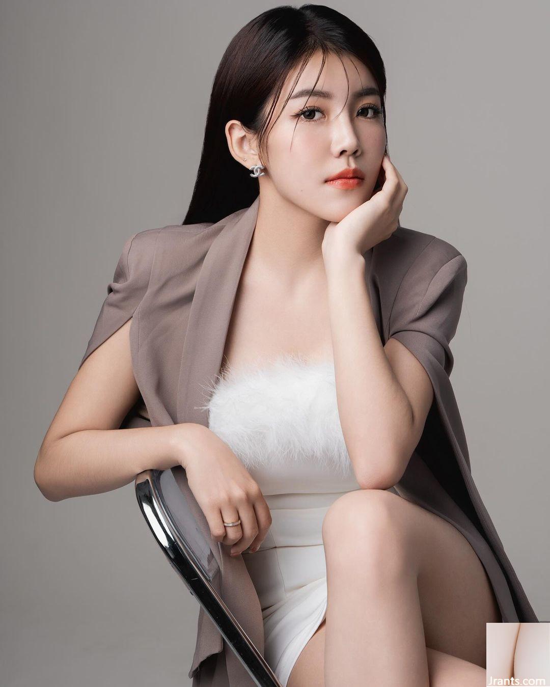 Lượng sữa đầy đặn của “Zhen Zhen” theo phong cách tươi mới tràn vào rãnh sâu trắng như tuyết (24P) - Ảnh 4