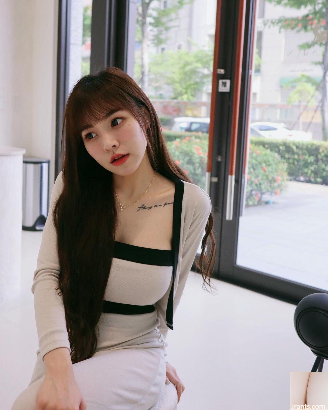 “Wanwan” với đôi mắt to ngấn nước và bộ ngực dài không thể che giấu sự phấn khích khi nhìn vào (13P) - Ảnh 2