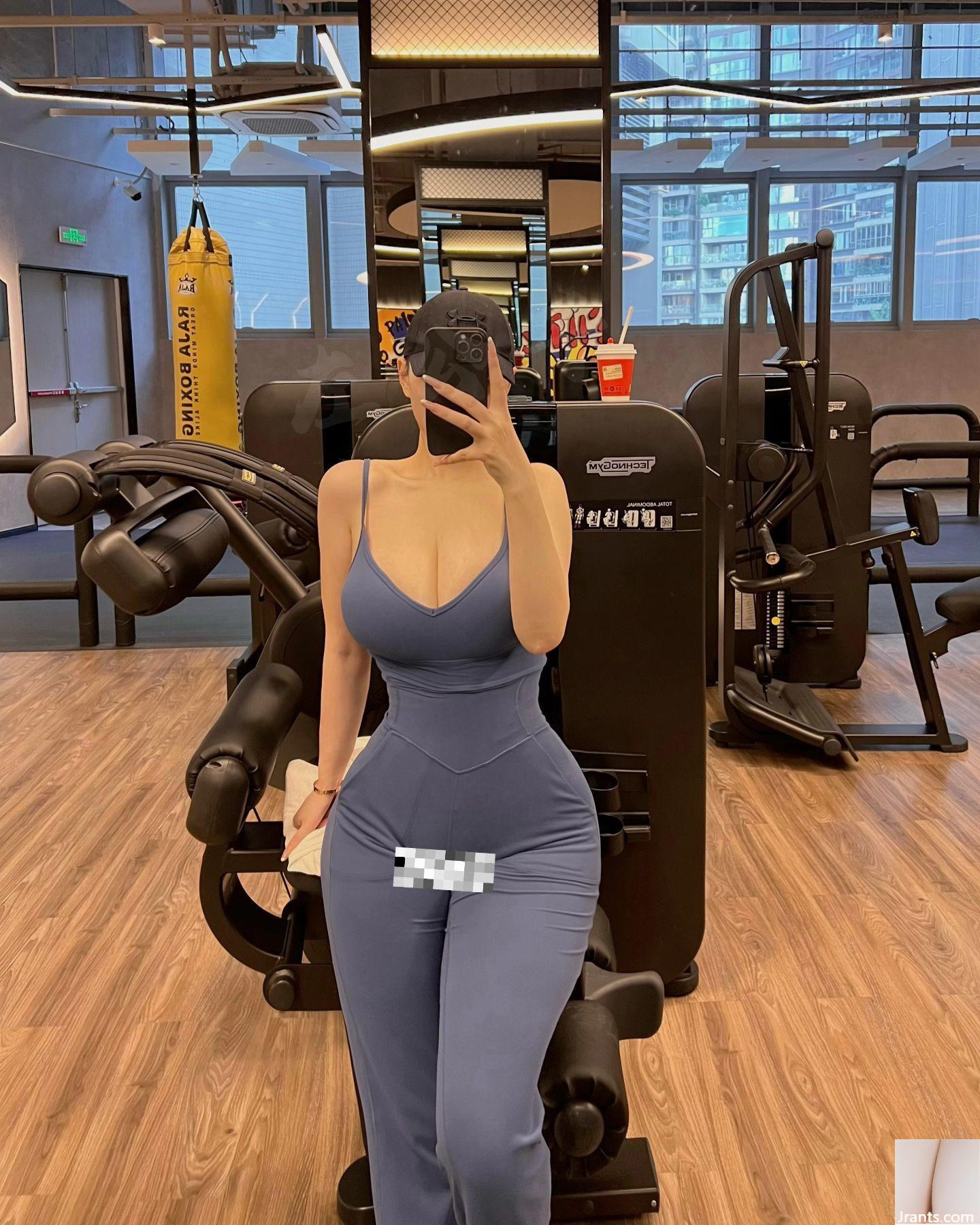 “Zuo Gongzi” gợi cảm và quyến rũ có vòng một săn chắc và đầy đặn, nóng bỏng (16P)