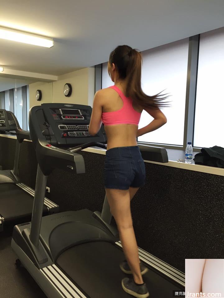 Cô gái cao gợi cảm với đôi mắt điện ~ Yang Fei’er ~ Bức ảnh tự chụp bộ ngực nhỏ lộ ra bên bờ sông rất bắt mắt (37P) - Ảnh 10