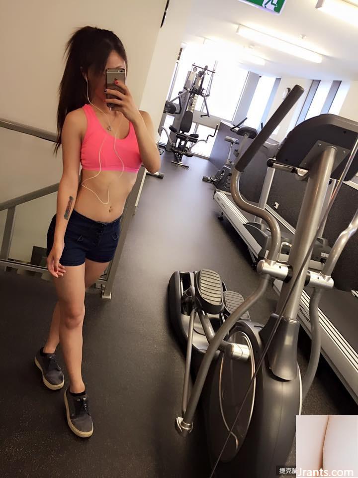 Cô gái cao gợi cảm với đôi mắt điện ~ Yang Fei’er ~ Bức ảnh tự chụp bộ ngực nhỏ lộ ra bên bờ sông rất bắt mắt (37P) - Ảnh 11