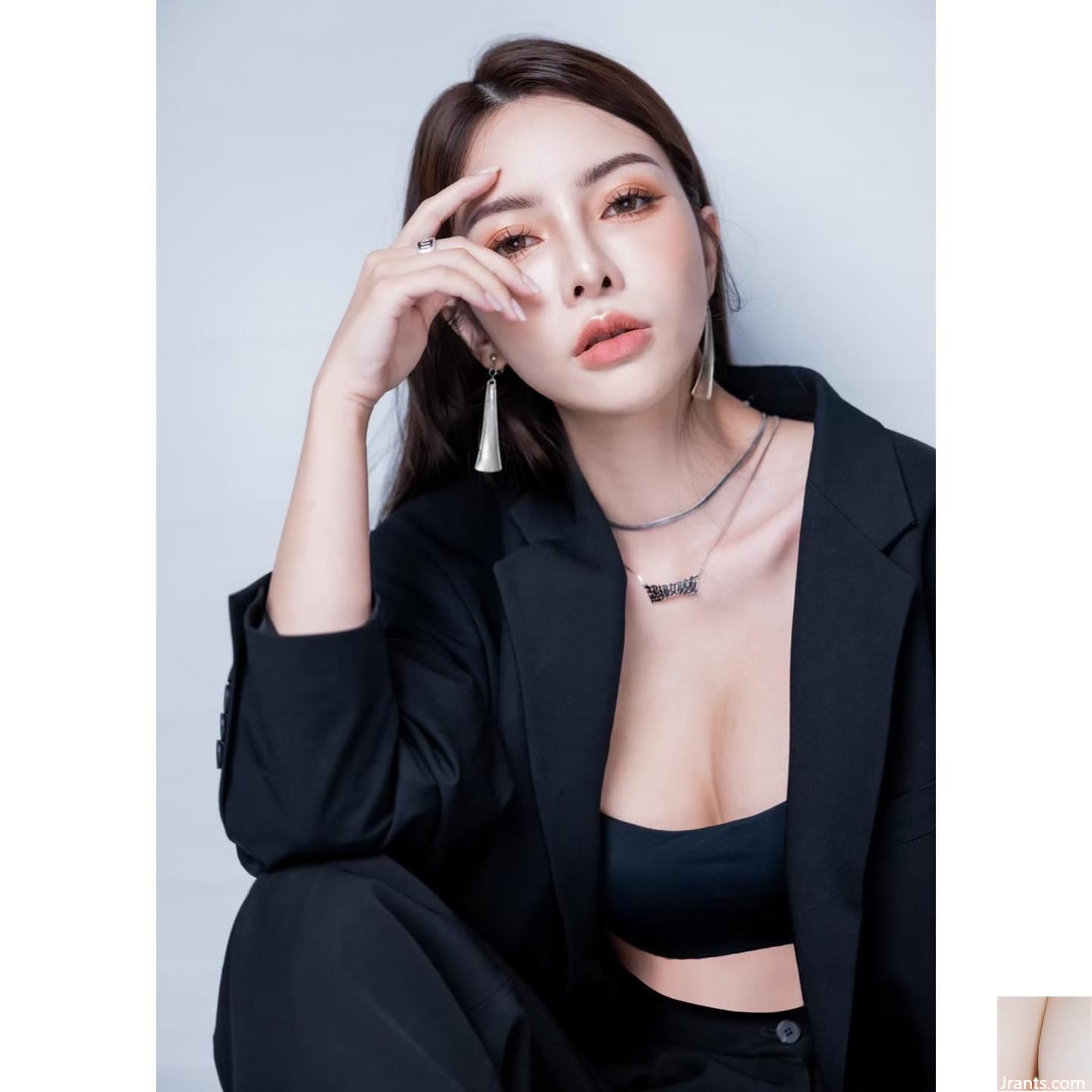 Cặp mông tròn trịa “CC. Xixi” đẹp đến mức lộ cả hình chữ V sâu và dữ dằn (40P)